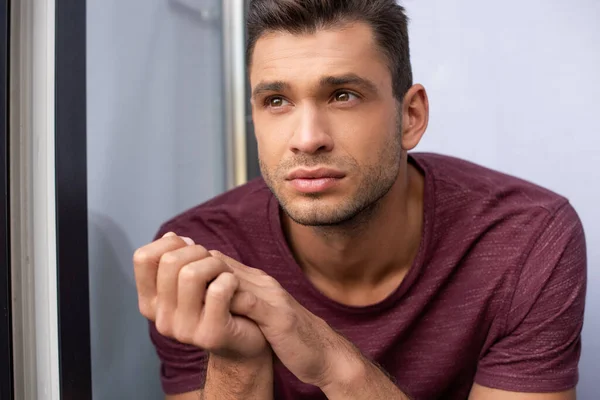 Uomo sognante guardando lontano vicino alla finestra aperta a casa — Foto stock