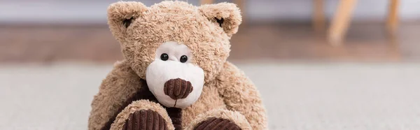 Teddy bear on floor on blurred background, banner — Stock Photo