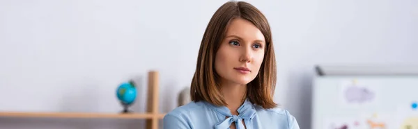 Ritratto di psicologa donna premurosa che distoglie lo sguardo su sfondo sfocato, striscione — Foto stock