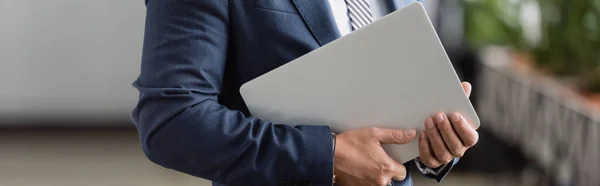 Ausgeschnittene Ansicht des Geschäftsmannes in offizieller Kleidung mit Laptop auf verschwommenem Hintergrund, Banner — Stockfoto