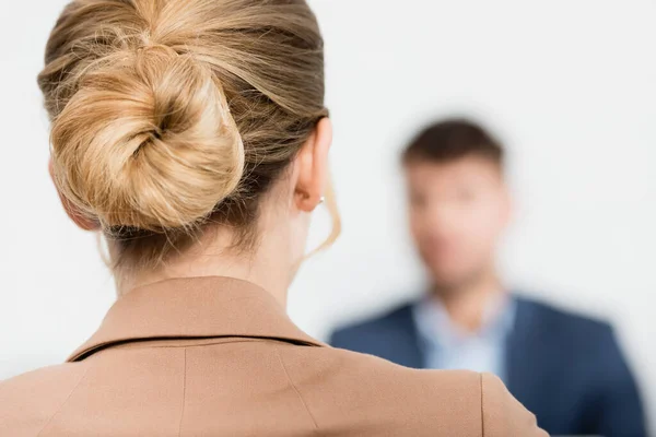 Nahaufnahme der Frisur einer Geschäftsfrau mit verschwommenem Kollegen im Hintergrund — Stockfoto