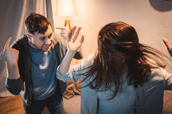 Betrunkener zeigt mit Fingern auf sich selbst, während er sich mit Ehefrau zu Hause streitet — Stockfoto