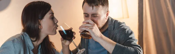 Marido y mujer adictos al alcohol que beben juntos en casa, pancarta - foto de stock