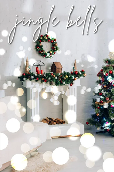 Камін з різдвяними панчохами і дзвінкими дзвіночками в декорованій квартирі — стокове фото