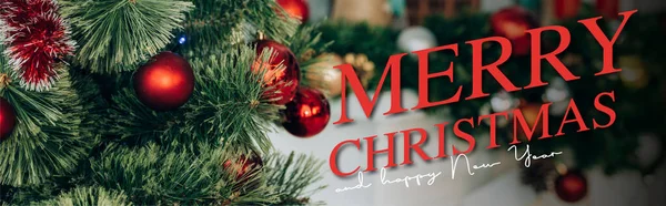 Dekorierte Tannenzweige mit roten Kugeln in der Nähe von frohen Weihnachten und frohem neuen Jahr Schriftzug, Banner — Stockfoto