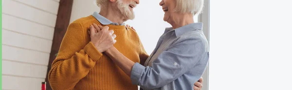 Vista recortada de pareja mayor bailando en casa, pancarta - foto de stock