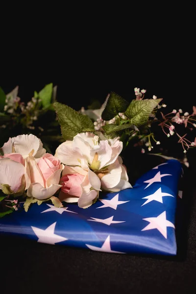 Buquê de rosas e bandeira americana em fundo preto, conceito funeral — Fotografia de Stock