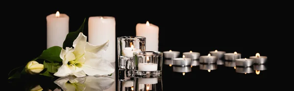 Lirio, velas sobre fondo negro, concepto de funeral, bandera - foto de stock