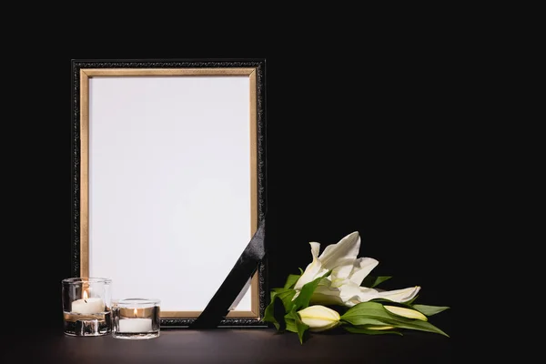 Giglio, candele e specchio con nastro su sfondo nero, concetto funerario — Foto stock