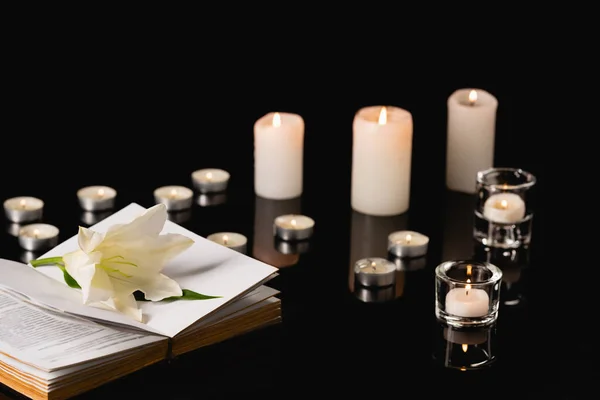 Lilie, Kerzen und Bibel auf schwarzem Hintergrund, Bestattungskonzept — Stockfoto