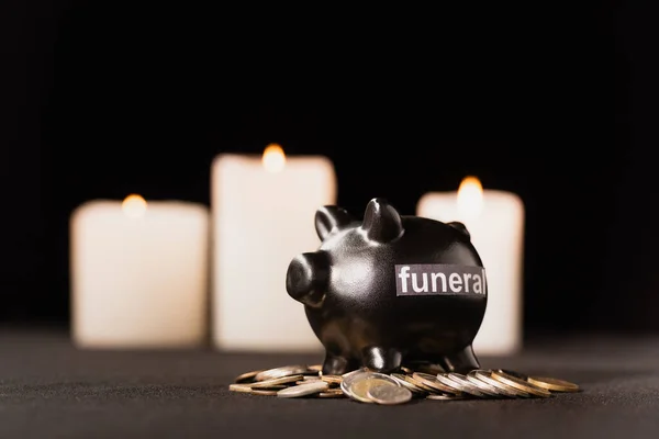 Alcancía con monedas sobre fondo negro, concepto de funeral — Stock Photo