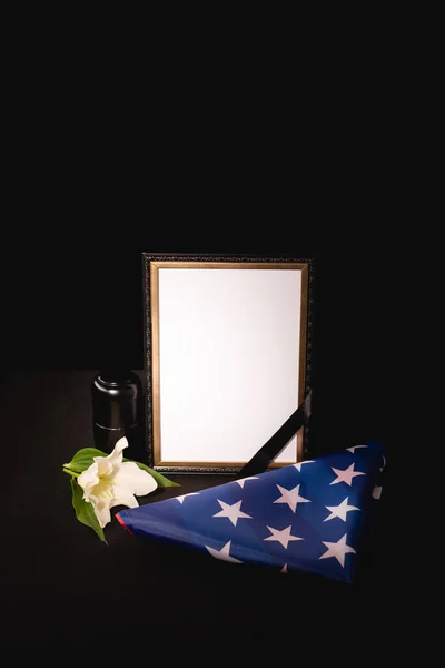 Lys, miroir, cendres et drapeau américain sur fond noir, concept funéraire — Photo de stock