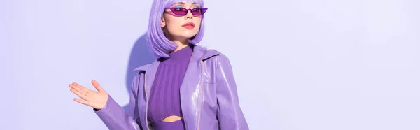 Молода жінка, одягнена в ляльковий стиль на фіолетовому барвистому фоні, банер — стокове фото