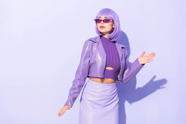 Молодая женщина одета в кукольный стиль на фиолетовом красочном фоне — стоковое фото