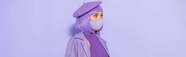 Mujer joven vestida con estilo de muñeca en máscara médica y boina sobre fondo de color violeta, pancarta — Stock Photo