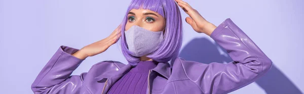 Молода жінка, одягнена в ляльковий стиль в медичну маску на фіолетовому барвистому фоні, банер — стокове фото
