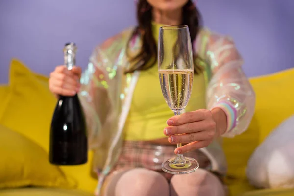 Обрезанный вид молодой женщины, выдающей себя за куклу с шампанским — стоковое фото