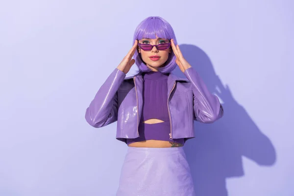 Mujer joven vestida con estilo de muñeca sobre fondo colorido violeta — Stock Photo