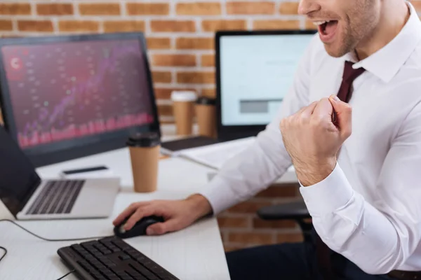 Vista cortada de homem de negócios mostrando sim gesto ao usar o computador no fundo borrado — Fotografia de Stock