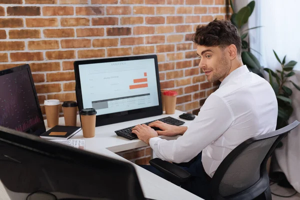Бизнесмен, используя компьютеры при анализе финансового рынка около кофе, чтобы пойти в офис — стоковое фото