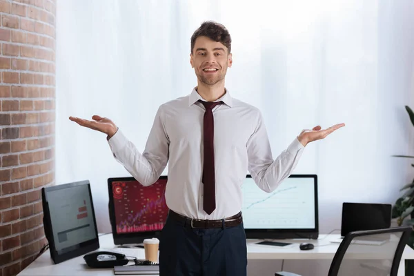 Empresario positivo señalando con las manos en la oficina - foto de stock