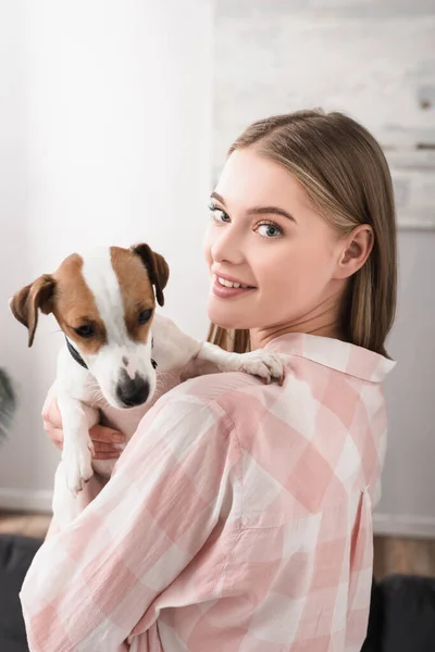 Glückliche Frau mit Jack Russell Terrier im Wohnzimmer — Stockfoto