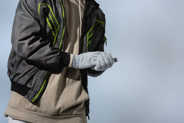 Vista cortada do homem em anorak e luvas isoladas em cinza — Fotografia de Stock