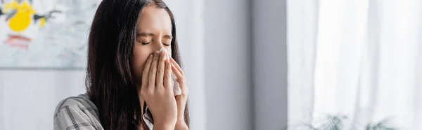 Giovane donna con gli occhi chiusi che soffre di allergia e naso pulito con tovagliolo di carta, striscione — Foto stock
