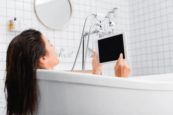 Giovane donna facendo il bagno e utilizzando tablet digitale — Foto stock