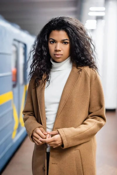 Frisée afro-américaine femme regardant caméra dans le métro — Photo de stock