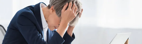 Cansada líder de equipo de mediana edad que tiene dolor de cabeza, bandera - foto de stock