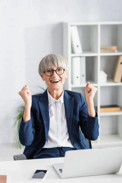 Sorprendido líder del equipo en gafas celebrando el triunfo en la oficina - foto de stock