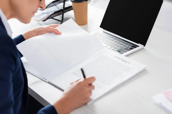 Vista recortada del líder de equipo de mediana edad firmando contrato en el escritorio - foto de stock