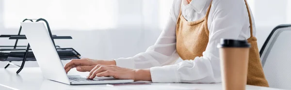 Vue recadrée du chef d'équipe mature à l'aide d'un ordinateur portable sur le bureau, bannière — Photo de stock