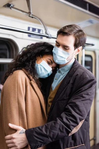 Африканська американка, яка покладається на хлопця в медичній масці в метро — стокове фото