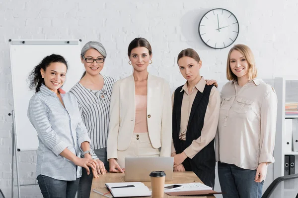 Empresarias multiculturales felices cerca del lugar de trabajo durante el seminario - foto de stock