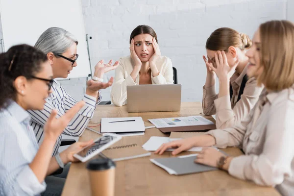 Обеспокоенные межрасовые деловые женщины обсуждают проблему во время встречи в офисе — стоковое фото