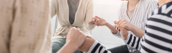 Teilansicht von Frauen beim Händchenhalten während des Seminars, Banner — Stockfoto