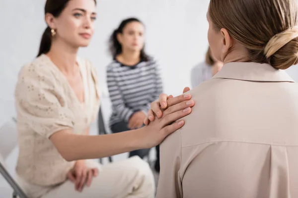 Jeune femme floue soutenant collègue pendant le séminaire — Photo de stock