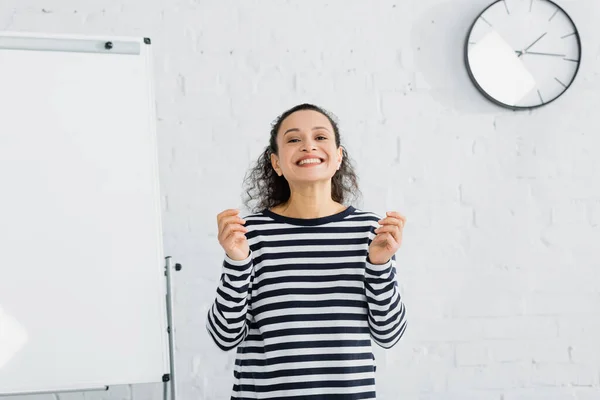 Cacheados afro-americanos orador sorrindo perto flipchart na sala de reuniões — Fotografia de Stock