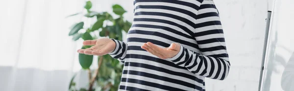 Ausgeschnittene Ansicht des gestikulierenden Sprechers im Besprechungsraum, Banner — Stockfoto