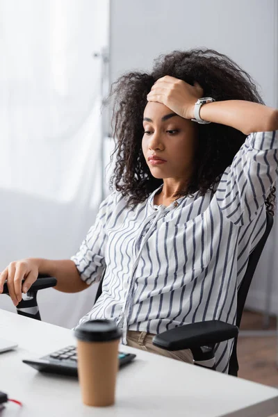 Stanca donna afroamericana che ha mal di testa a casa — Foto stock