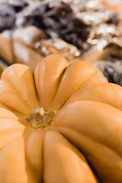 Vista da vicino della zucca fresca nel supermercato — Foto stock