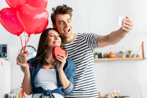 Glückliche Männer und Frauen beim Selfie am Valentinstag — Stockfoto