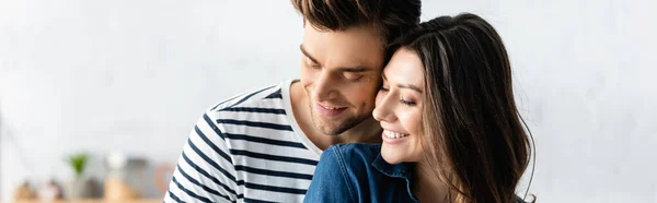 Alegre hombre y mujer sonriendo y mirando hacia otro lado, bandera - foto de stock