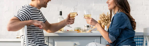 Vue recadrée du couple heureux tenant des verres avec vin, bannière — Photo de stock