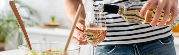 Vue recadrée de l'homme versant du vin dans le verre, bannière — Photo de stock