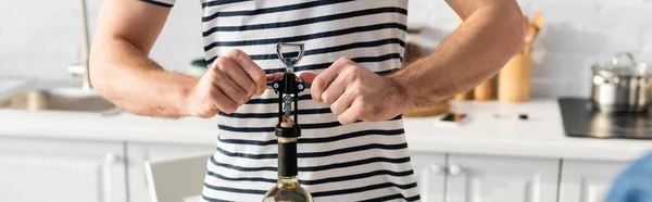 Частичный вид человека, открывающего бутылку вина, баннер — стоковое фото