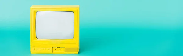 Conjunto de tv retro amarelo brilhante no fundo turquesa, banner — Fotografia de Stock