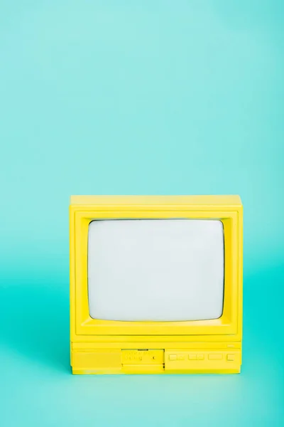 Jaune vif rétro tv sur fond turquoise — Photo de stock